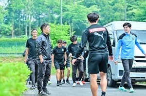 DF谷口彰悟、川崎の練習場に登場で直撃雑談！  現地での生活ぶりや「薄～いおいしい豚肉をしゃぶしゃぶしていただきました」と帰国後について語る…25日、日本代表復帰の画像