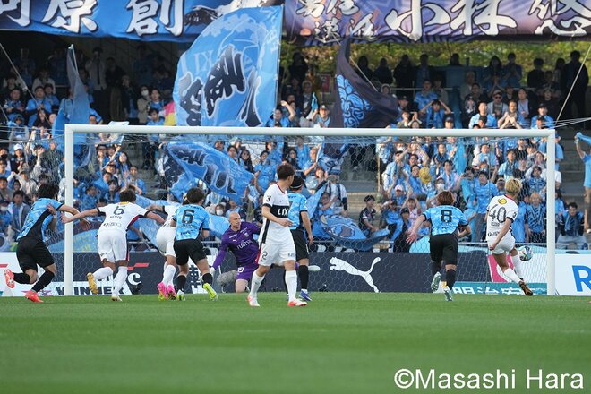 “王者”鹿島の貫禄2発！ 耐えた前半から“10分間の転調”鈴木優磨＆レオ・セアラ弾で敵地・川崎での完封勝ち！今季8勝目で90分無敗継続！ 明暗分けた鬼木達、長谷部茂利の両指揮官【川崎フロンターレvs鹿島アントラーズ】激闘PHOTOギャラリーの画像004