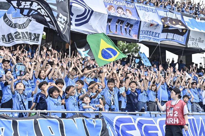 【サポーターアルバム】完封勝利後に笑顔&万歳見せた「川崎フロンターレの試合後のサポーター写真83枚」! ホーム連勝を熱狂的サポート「川崎フロンターレーセレッソ大阪」の画像