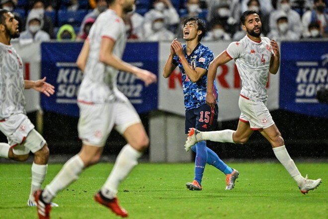 サッカー日本代表に「3-0快勝」のチュニジアサポーターが「ピッチ乱入」でゴールにダイブ！「衝撃の取り押さえ現場」の画像