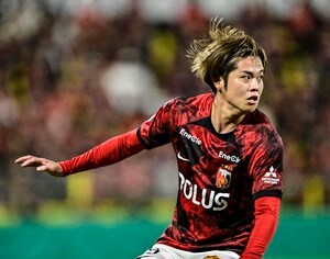 【新体制・浦和レッズが湘南戦でぶつかった壁(2)】伊藤敦樹に求められる統率力とマネージメント力。そして必要不可欠な失点減――浦和再浮上のポイントとはの画像