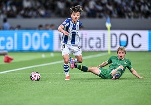 「こっちの方がおもしろいやないかーい」久保建英にサッカー日本代表の同僚がインタビュー！「想像以上にグダグダで笑ったｗ」「真剣な顔して受け答えしてるのまじで草」などの声の画像