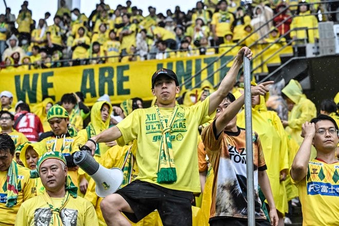 【千葉サポーターアルバム】雨の中で首位堅持のチームを後押しした「ジェフユナイテッド千葉のサポーター写真99枚」！ ゴール裏の熱狂ショット「ジェフユナイテッド千葉ーベガルタ仙台」の画像001