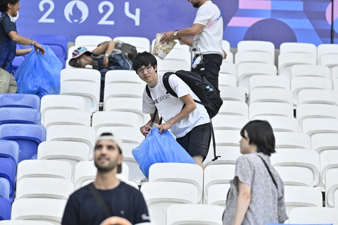 「さあみんな、ゴミを拾うよ！」U23サッカー日本代表のサポーターが、スペインに完敗後のスタジアムで「見せた姿＆響かせた声」……日本人らしさが詰まった誇らしき負け姿の画像006