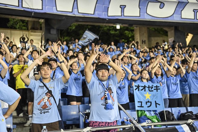 【サポーターアルバム】浦和相手に連勝止まるも、悔しさを声援に変えた「川崎フロンターレのサポーターの試合後の写真41枚！「川崎フロンターレー浦和レッズ」の画像040