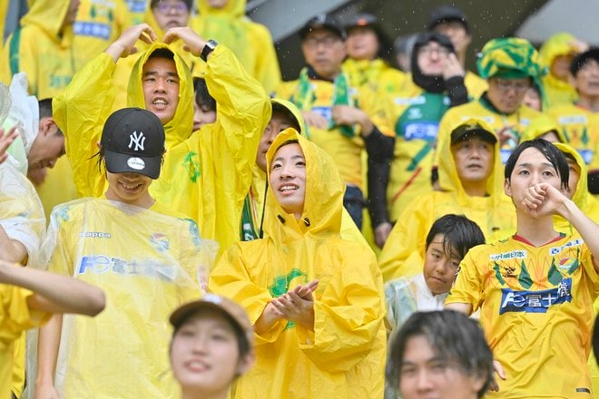 【千葉サポーターアルバム】雨の中で首位堅持のチームを後押しした「ジェフユナイテッド千葉のサポーター写真99枚」！ ゴール裏の熱狂ショット「ジェフユナイテッド千葉ーベガルタ仙台」の画像046