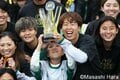ベレーザ歓喜の瞬間にレジェンド2人も駆けつけた！｢サッカーの神様っているんですね｣今季限りで引退のDF岩清水梓が息子と掲げた優勝トロフィー【RB大宮アルディージャWOMEN vs日テレ・東京ヴェルディベレーザ】激闘PHOTOギャラリーの画像009