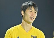 「すごい優しいパパですね」サッカー日本代表GKシュミット・ダニエルがサンタ帽を被ってケーキ作り! 愛娘とのショットに「エプロン姿の長女ちゃんも可愛いです」とファンから反響の画像