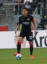 「GKが味方5人よりも前に出てプレー」バイエルン・ミュンヘンGKノイアーが右サイドバックの位置から大サイドチェンジ!「FIFAをプレーしているみたい」と話題に【動画】の画像