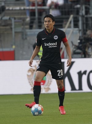 「本日のマコショット」元サッカー日本代表・長谷部誠の練習風景をフランクフルトが公開!「38歳とは思えない」素早いダッシュからの強烈なシュート!【動画】の画像