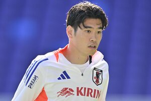 ｢凄いボレー決めた｣フライブルク鈴木唯人の“目にも止まらぬ”強烈ダイレクトボレーで待望のブンデス初ゴール！｢キレイすぎる！｣｢ここから一気に来るぞ〜!!｣の画像