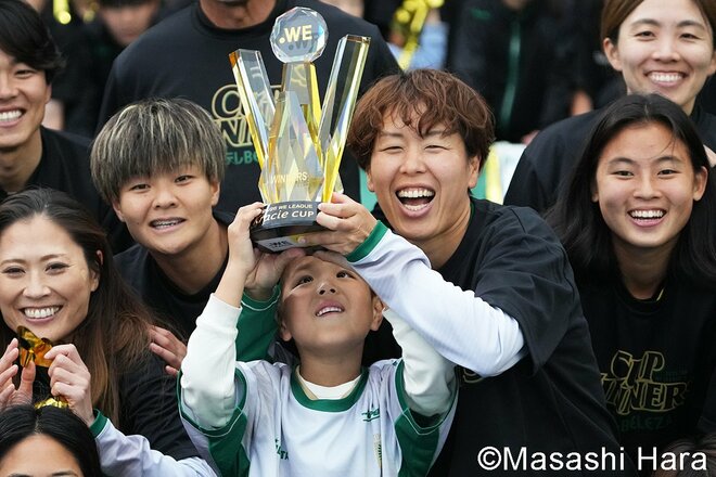 ベレーザ歓喜の瞬間にレジェンド2人も駆けつけた！｢サッカーの神様っているんですね｣今季限りで引退のDF岩清水梓が息子と掲げた優勝トロフィー【RB大宮アルディージャWOMEN vs日テレ・東京ヴェルディベレーザ】激闘PHOTOギャラリーの画像009