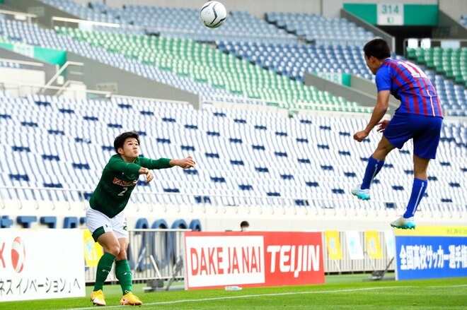 サッカー全国高校選手権と「新たな武器」(1) 「サッカーの怖さ」を再認識した 青森山田対山梨学院の決勝の画像