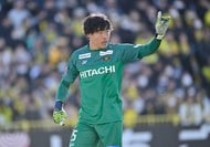 MVPは｢日本代表・楢崎｣以来15年ぶり2人目のGK！｢鹿島の守護神、スーパーセーブの数々｣を振り返る【2025年Jリーグの意外な鍵は｢GK固定率｣】(1)の画像