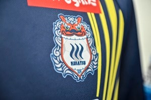 「めっちゃ良いやん！」新エンブレムとリンクした“温泉×雷”の群馬の2024年新ユニフォームが好評！「シンプルで現代的な雰囲気」「番号が黄色なのも良き」の声の画像