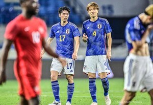 「みんな同じポーズなの可愛い笑」田中碧、板倉滉、ぺこぱ・シュウペイが「お決まりギャグポーズ」披露！ サッカー日本代表ワールドカップ選手が番組舞台裏で見せた意外な姿の画像