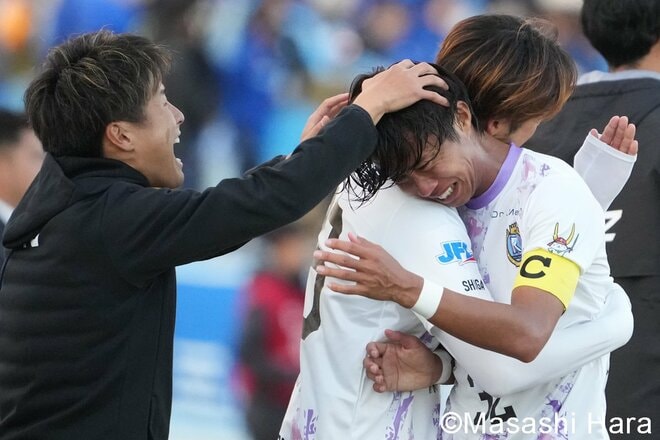 レイラック滋賀がＪ参入の瞬間を特写！宙に浮かぶ監督＆喜ぶ秋山駿とゴール裏サポーター＆熱いスタジアム！滋賀の誇りを胸に悲願成就！【アスルクラロ沼津vsレイラック滋賀FC】激闘PHOTOギャラリーの画像006