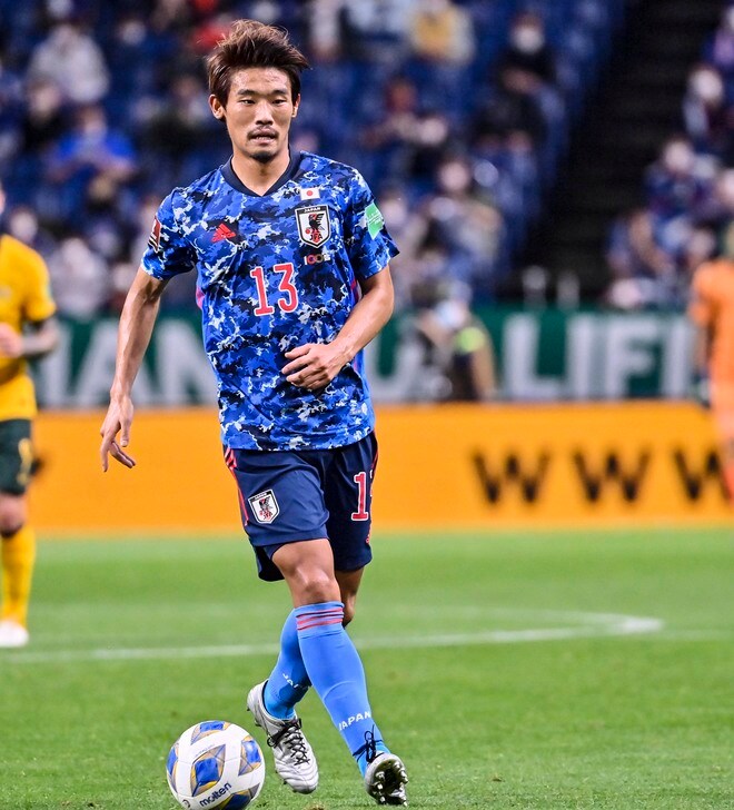 サッカー日本代表MF守田英正が「モデルの奥さん&愛娘」と3人でポルトガル1部スポルティング「本拠地デビュー」! 和やか3ショットに元チームメイトの「川崎フロンターレ勢」も反応【画像】の画像