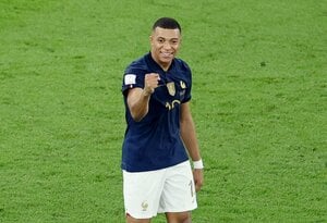 ｢異次元のプレー｣サッカーフランス代表FWキリアン・エムバペの｢モモ｣での決勝ゴールが｢やっぱりスゲェなぁ｣など話題に! 背番号10が2ゴールの活躍で前回王者の決勝トーナメント進出に貢献の画像