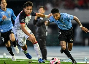 【J1鹿島が川崎にシーズンダブルを達成した意味(2)】三竿の右SB、津久井や舩橋ら若手抜擢も奏功。一体感を取り戻した鹿島は優勝戦線にどこまで粘れるかの画像