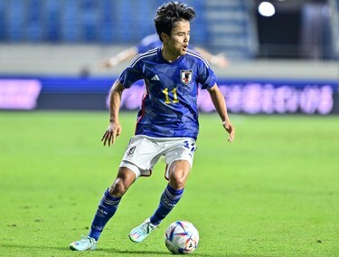 オシャレ 好き 試合前にベンチに座るサッカー日本代表 久保建英の姿が好評 レアル ソシエダが 緊張感の伝わるワンシーン として公開 サッカー 批評web