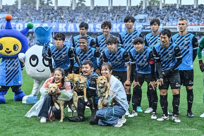 「登場人物全員かわいい」川崎の選手が試合後に「犬＆猫に変身した姿」を披露するも、一番人気は新守護神！ ダンディな猫を演じ、「ニャ」の掛け声披露の画像