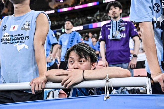 【サポーターアルバム】ACLE決勝で敗退した川崎サポーターの涙の姿……試合後、現地で感情を爆発させたサポーター写真51枚「アル・アハリー川崎フロンターレ」の画像028