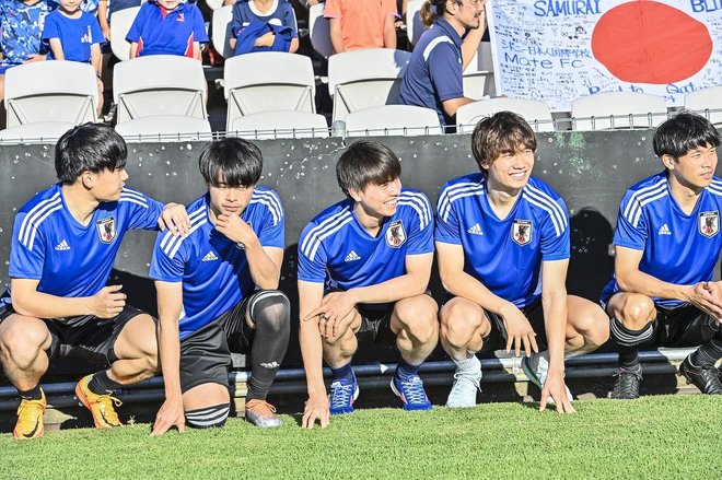 もはや「サッカー日本代表あるある」!? 現地の子供たちとの撮影会で「つい発生する“川崎系”選手の並び位置」の画像002