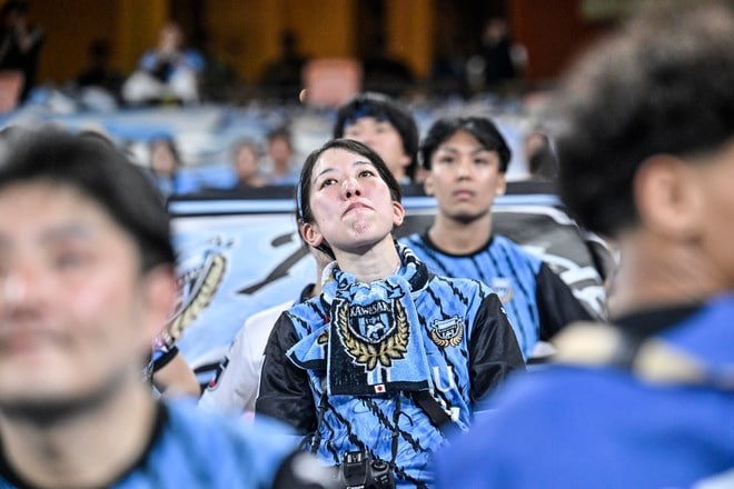 【サポーターアルバム】ACLE決勝で敗退した川崎サポーターの涙の姿……試合後、現地で感情を爆発させたサポーター写真51枚「アル・アハリー川崎フロンターレ」の画像011