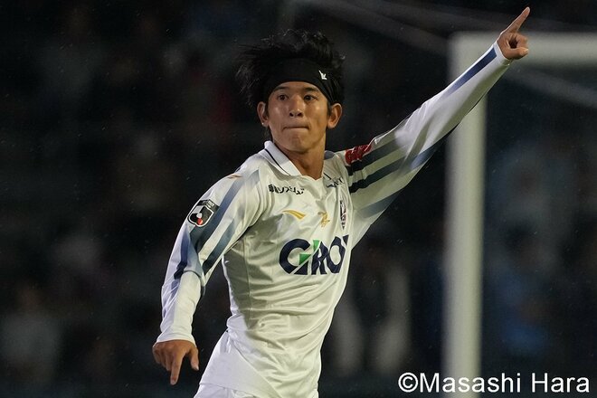 雨中の激闘後に幸せな光景！ 相思相愛の岡山サポーターと川崎のスベンド・ブローダーセンの絆！ デリキ・ラセルダの巧みなシュート＆U-21日本代表同士の意地！【川崎フロンターレvsファジアーノ岡山】激闘PHOTOギャラリーの画像005