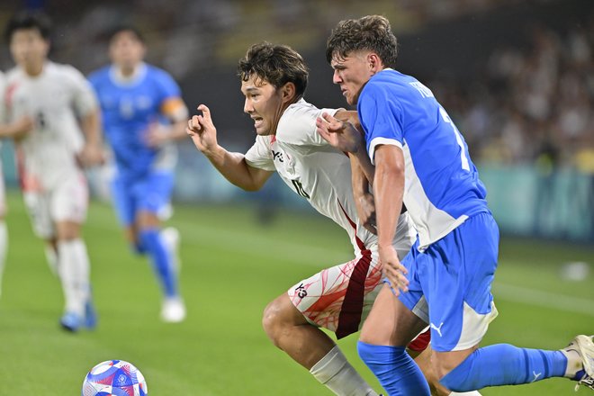 パリ五輪・U23サッカー日本代表の「大量の青いゴミ袋で現地ファンまで応援巻き込み大作戦」がナントにも上陸！ 場内一角を青に染め上げ、迫力のウエーブも見せたの画像