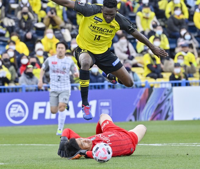 怪物FWオルンガ「ジャンプでGKをかわして今季28点目」得点王ダメ押し弾の画像