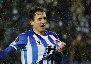 ｢久保の本当の戦いはこれから｣!! サッカー日本代表・久保建英のレアル・ソシエダに｢背番号10｣がついに帰還! ｢楽しみしかない｣恒例の手荒い洗礼も…共闘に期待する声など続々【動画】の画像