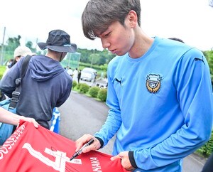 「コラボするとは聞いてません!!!」田中碧と竹内涼真の「ブランドコーデ2ショット」が大反響！「イケメンすぎて2度見しちゃいました」とファン歓喜の画像