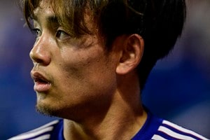 「なんつー３人よ！」カズ×吉田麻也×久保建英の“日本代表3世代ショット”公開で、「伝説の記念撮影ですね」と興奮の声！ カズが肩を組み、久保も肩を寄せる、驚きの3ショットの画像