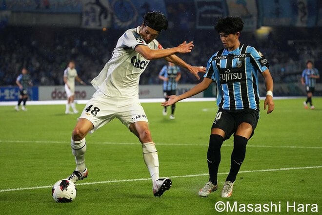 雨中の激闘後に幸せな光景！ 相思相愛の岡山サポーターと川崎のスベンド・ブローダーセンの絆！ デリキ・ラセルダの巧みなシュート＆U-21日本代表同士の意地！【川崎フロンターレvsファジアーノ岡山】激闘PHOTOギャラリーの画像004