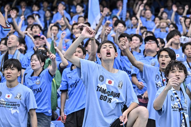【サポーターアルバム】完封勝利後に笑顔＆万歳見せた「川崎フロンターレの試合後のサポーター写真83枚」！ ホーム連勝を熱狂的サポート「川崎フロンターレーセレッソ大阪」の画像024