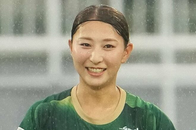 ｢美人すぎるて｣なでしこMF塩越柚歩、ミャンマー遠征オフショに横浜の夜景輝く“彼氏目線ショット”も公開の画像