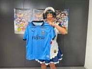 「飛んでる!」「ウルトラマンみたい」トルシエ&ダバディが長崎ピースタの上空を飛ぶ仰天映像にファン興奮!「すっごい面白い映像」「トルシエ監督?!マジで?」の声の画像