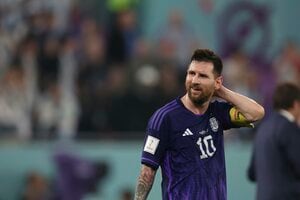 「この写真は私を幸せにしてくれる」リオネル・メッシとロベルト・レバンドフスキが試合後に称え合うシーンが話題に! 「新旧バルセロナのエース」がカタールワールドカップGL最終戦で相まみえるの画像