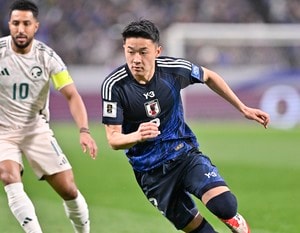 4【試合アルバム】「サッカー日本代表―サウジアラビア代表」菅原由勢がアジア最終予選では初先発。堂安律に代わって右WBで起用される「中地拓也 撮影写真」の画像