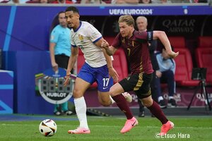 日本代表GK加入も｢カッコよすぎ｣｢至高の素晴らしさ｣王者ナポリの“アルマーニ仕様”洗練アウェイユニが評判！デ・ブライネ着用姿に｢キングが着ると品がある｣の声の画像