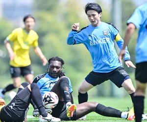 【J1川崎、大島僚太が実戦復帰したTMで4―2勝利(2)】背番号10がキャプテンマークを巻いてピッチに……山田新が2ゴール、ゴミスが1ゴールとFW陣が結果残すの画像