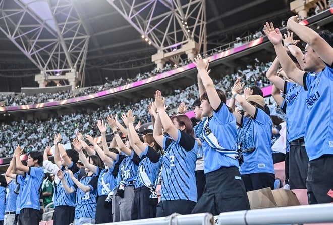 【サポーターアルバム】サウジアラビア・ジェッダ開催のACLE決勝に川崎サポーター700人が集結！ 現地で声援を送ったサポーター写真78枚「アル・アハリー川崎フロンターレ(1)」の画像046