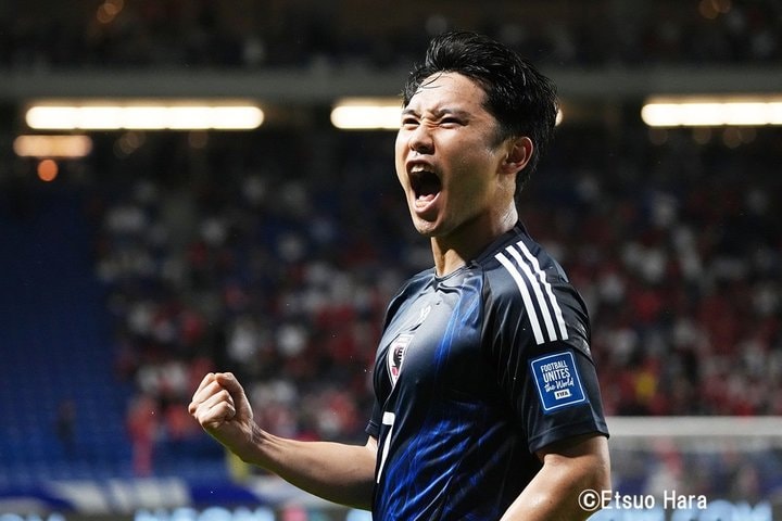 ｢めっちゃ愛されてるな！｣イングランド名門で年間MVPに輝いた日本人MF、神ファンサ＆愛され素顔に絶賛の嵐｢匂い嗅いで渡すの好きw」
