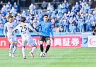 想定外の「45分での4枚替え」「交代直前の小林悠の隣に座り…」鬼木達監督はホワイトボードと格闘したが…【川崎フロンターレ、等々力で衝撃の惨敗】(2)の画像