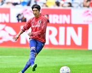 「久保が中心に」ラ・リーガが投稿した「レアル・ソシエダの魔法の中盤」画像にサッカー日本代表・久保建英が君臨! 一人だけ全身でボールを蹴る!の画像