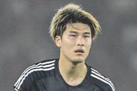 ｢ヘディング強っ｣日本代表27歳DF、ドイツ名門デビュー戦で“痛すぎる”初ゴール！驚異のヘッド弾からの“悲劇”に｢喜びより身体の痛み｣｢体ずっと張ってるから好き｣