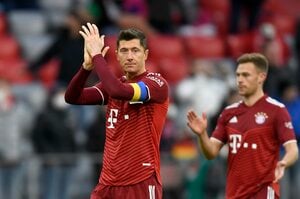 ｢私のすべて｣ ウクライナの英雄アンドリー・シェフチェンコ氏からポーランド代表FWロベルト・レバンドフスキが受け継いだもの! ワールドカップでウクライナカラー｢キャプテンマーク」着用へ! 【動画】の画像