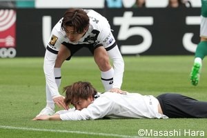 大住良之の｢この世界のコーナーエリアから｣第179回｢サッカー選手の不思議な行動｣(1)｢決定的チャンスを防がれ、天を仰ぐ…｣世界中のサッカー中継で流れる｢お馴染みの映像｣の画像